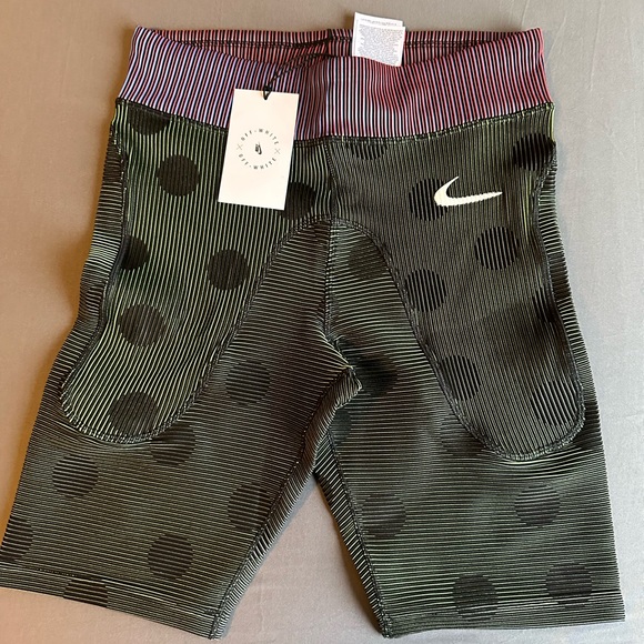 BNWT Off White x Nike Tight Shorts Black Dot Women’s M
CU2480-010 - Picture 2 of 3